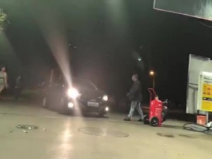 Motorista fura fila para abastecer no DF, é repreendido e atropela homem