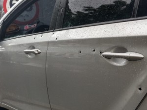 Motorista morre e outros 5 ficam feridos após carro ser atingido por tiros no Mondubim