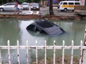 Motorista não vê buraco durante chuva, e carro é engolido em Fortaleza