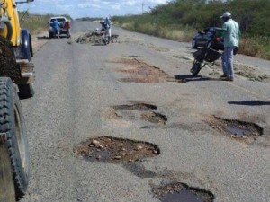 Motoristas revoltados iniciam operação tapa buracos na BR-226