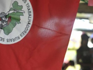 MST ocupa empresa de eucalipto transgênico em Itapetininga