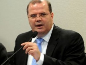 Mudança forte da política econômica pode levar à saída de Tombini do BC, diz fonte