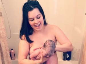 Mulher decide dar à luz em casa, sem auxílio de médico ou parteira