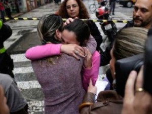 Mulher demitida se entrega após manter reféns em escritório de SP