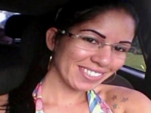 Mulher é achada morta após o filho de 3 anos pedir socorro, diz polícia