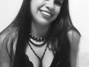 Mulher é assassinada na frente da família durante festa de aniversário; filha foi raptada pelo suspeito