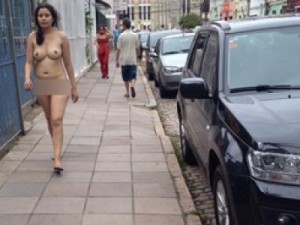 Mulher é flagrada nua caminhando por ruas e shopping em Porto Alegre