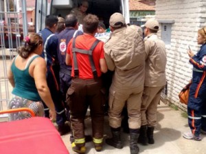 Mulher que pesa 360 kg é resgatada de casa com ajuda de bombeiros