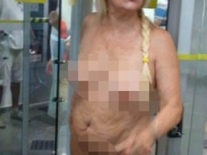 Mulher se revolta ao ser barrada em banco e fica completamente nua
