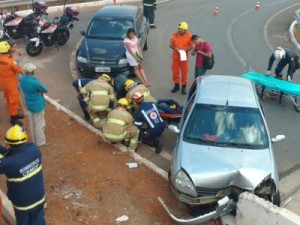 Mulher tem suspeita de fratura após motorista bater carro em mureta no DF