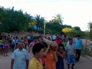 Mulheres fazem história hasteando pau de bandeira no Correntinho