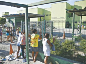 Mulheres são aliciadas para entrarem em presídios