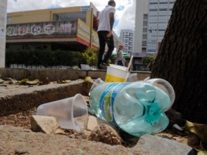 Multa para quem jogar lixo na rua é aprovada em comissão