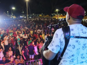 Multidão lota parque de exposição no réveillon do Crato