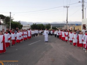 Multidão louva Cristo Ressuscitado em procissão e missa campal