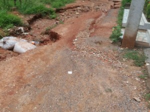 Mutirão: Cansados de esperar pela prefeitura, moradores recuperam rua no Distrito Estrela