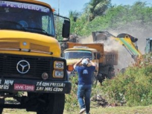 Mutirão remove entulho das margens do Rio Salgado