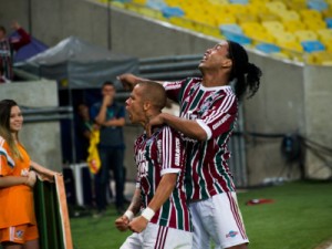 Na estreia de Ronaldinho, Fluminense bate o Grêmio em casa cheia