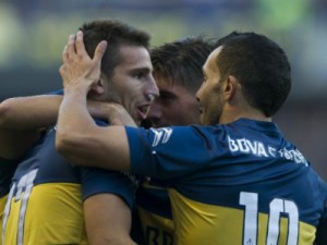 Na reestreia de Tevez, Boca segue na ponta e vence com golaço de letra