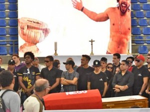 Nanorada de Gabriel Diniz se emociona em velório do cantor