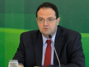 Não é possível atender servidores de imediato, diz Barbosa