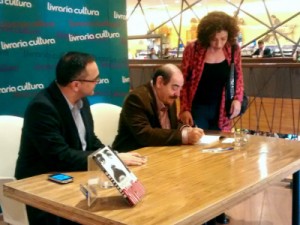 “Não há craque como ele”, diz Luizão em lançamento de livro sobre Rivellino