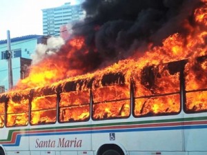 Natal tem ataque a 12 carros, delegacias e ônibus