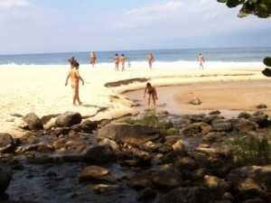 Naturistas 'invadem' praia deserta em SP e conquistam o apoio da Prefeitura