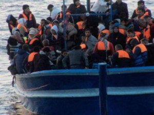 Navio brasileiro resgata 220 imigrantes no Mar Mediterrâneo