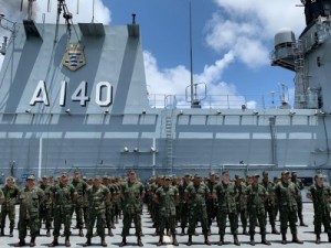 Navios da Marinha chegam a Suape para reforçar o combate ao óleo que atinge o litoral
