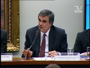 Nenhuma denúncia de corrupção chegará perto de Dilma, diz Cardozo