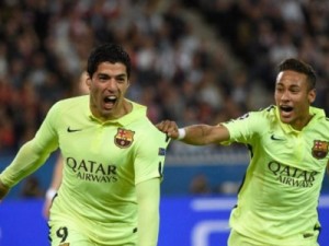 Neymar marca, Suárez brilha, e Barcelona vence PSG fora de casa