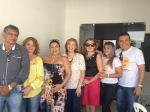No seu apê Renata comemora aniversário com a família e amigos