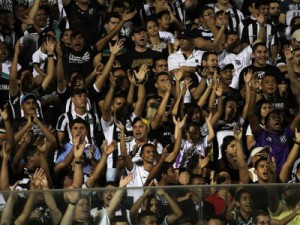 No sufoco, Ceará vence, se livra da degola e rebaixa Macaé para a Série C