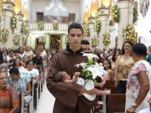 Noite das Pastorais, jovem e criança representam Santo Antônio e o Menino Jesus