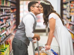 Noivos escolhem supermercado e lanchonete para fotos de casamento
