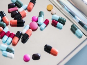 O perigo dos remédios falsos e 'curas milagrosas' que inundam a internet