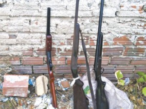 Oito detidos com três escopetas na Zona Oeste
