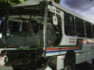 Ônibus bate em árvore e mais de 50 ficam feridos em João Pessoa
