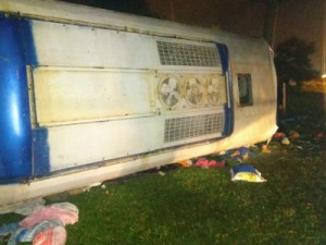 Ônibus cai de viaduto deixa 2 mortos e 40 feridos em Goiânia