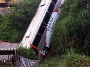 Ônibus cai em ribanceira, bate em casa e deixa 18 feridos em MG