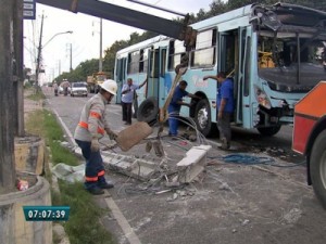 Ônibus colide com poste e deixa área sem energia em Fortaleza