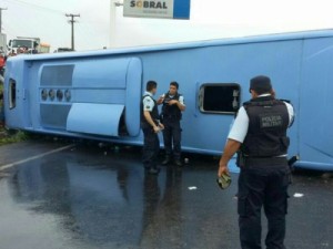 Ônibus com 32 passageiros tomba no interior do CE e deixa 19 feridos