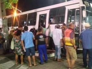 Ônibus com romeiros perde freios e parou na calçada do shopping em Juazeiro