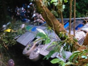 Ônibus de turismo cai em ribanceira e deixa mortos no Norte de SC, diz PRE