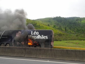 Ônibus do cantor sertanejo Léo Magalhães pega fogo na Via Dutra – RJ