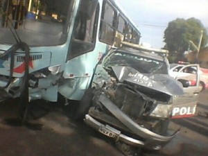 Ônibus e carro da polícia colidem no Centro de Fortaleza