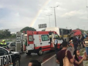 Ônibus escolar colide com carreta deixa 10 feridos e uma jovem morta no Eusébio