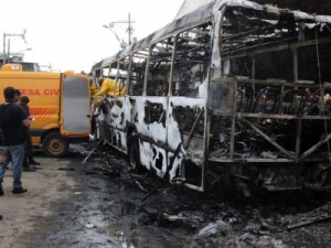 Ônibus pega fogo após colisão e deixa mortos em São Gonçalo, RJ