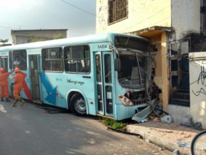 Ônibus perde controle e deixa cerca de 20 feridos no CE